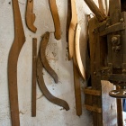 Különböző szekéralkatrészek berajzolásához és kifaragásához használatos minták. Fotó: Toró Attila.