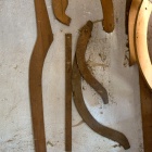 Különböző szekéralkatrészek berajzolásához és kifaragásához használatos minták. Fotó: Toró Attila.