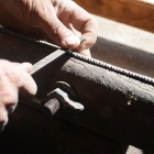 A kézifűrész fenése ráspollyal. Fotó: Toró Attila.