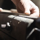 A kézifűrész fenése ráspollyal. Fotó: Toró Attila.