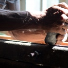 A kézifűrész fogainak az osztása (a dőlési szögük beállítása). Fotó: Toró Attila.