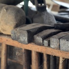 Kalapácsok a gyalupad alatti polcon. Fotó: Toró Attila.