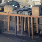 Kalapácsok a gyalupad alatti polcon. Fotó: Toró Attila.