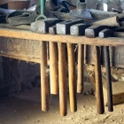 Kalapácsok a gyalupad alatti polcon. Fotó: Toró Attila.