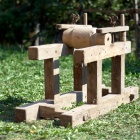 Kerékfalazó pad, rajta egy kerékaggyal. Fotó: Toró Attila.