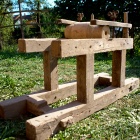 Kerékfalazó pad, rajta egy kerékaggyal. Fotó: Toró Attila.