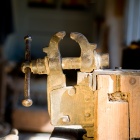 A gyalupad szélére rögzített satu. Fotó: Toró Attila.