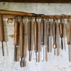 Vésők az eszterga felett. Fotó: Toró Attila.