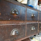 A kovácsműhely régi fiókos szekrénye egy helyi üzlet berendezése volt. Fotó: Toró Attila.