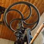 Kézi meghajtású, fogaskerék-áttételes állványos kovácsfúrógép fúrófejjel. Fotó: Toró Attila.