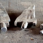 Kézi meghajtású, fogaskerék-áttételes állványos kovácsfúrógépbe illeszthető kovácsolt és edzett fúrófej. Fotó: Toró Attila.