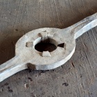 Kézi kovácsolású foglalatba illsztett régi menetvágó. Fotó: Toró Attila.