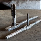 Három különböző méretű foglalattal ellátott kézi menetfúrók. Fotó: Toró Attila.