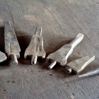 Kézi meghajtású, fogaskerék-áttételes állványos kovácsfúrógépbe illeszthető kovácsolt és edzett fúrófejek. Fotó: Toró Attila.