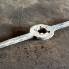 Kézi kovácsolású foglalatba illsztett régi menetvágó. Fotó: Toró Attila.