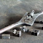 Menetvágó és különböző méretű cserélhető betétei. Fotó: Toró Attila.