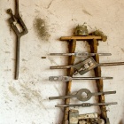 Menetvágók és menetfúrók falra szerelt állványa. Fotó: Toró Attila.