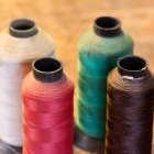 Különböző színű gépcérna. Fotó: Toró Attila.