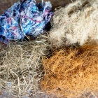 Töltőanyagok: kárpitos vatta, len- és kendercsepű, tengerifű, afrik. Fotó: Toró Attila.