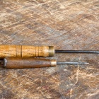 Spárgaáthúzó és anyagkihúzó tű. Fotó: Toró Attila.