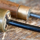 Spárgaáthúzó és anyagkihúzó tű. Fotó: Toró Attila.