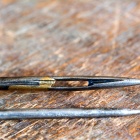 Spárgaáthúzó és anyagkihúzó tű. Fotó: Toró Attila.